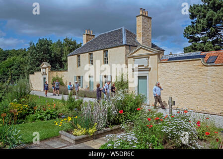 Die Besucher der Royal Botanic Garden in Edinburgh zu Fuß durch den Botanischen Cottage. Edinburgh, Schottland, Großbritannien. Stockfoto