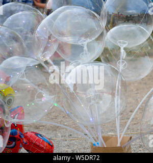 Klar transparent Helium Luftballons mit Multi-color Leds innerhalb Stockfoto