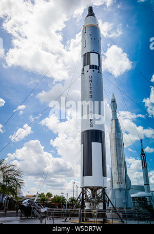 TITUSVILLE, Florida - 22 Aug, 2018: Rocket Garden dispalying Raketen von NASA-Geschichte. Stockfoto