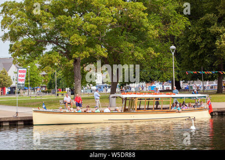 Urlauber an Bord ein Vergnügen, Boot, Boot Ausflüge auf dem Fluss Avon, wie es durch Stratford-upon-Avon, Warwickshire, England führt Stockfoto