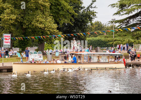 Urlauber an Bord ein Vergnügen, Boot, Boot Ausflüge auf dem Fluss Avon, wie es durch Stratford-upon-Avon, Warwickshire, England führt Stockfoto