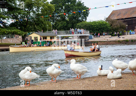 Urlauber an Bord ein Vergnügen, Boot, Boot Ausflüge auf dem Fluss Avon, wie es durch Stratford-upon-Avon, Warwickshire, England führt Stockfoto