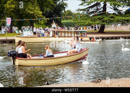 Urlauber an Bord ein Vergnügen, Boot, Boot Ausflüge auf dem Fluss Avon, wie es durch Stratford-upon-Avon, Warwickshire, England führt Stockfoto