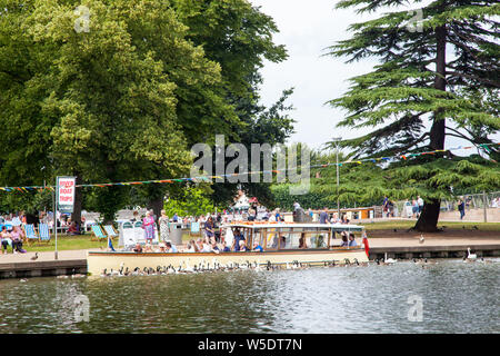 Urlauber an Bord ein Vergnügen, Boot, Boot Ausflüge auf dem Fluss Avon, wie es durch Stratford-upon-Avon, Warwickshire, England führt Stockfoto