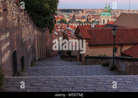 Pananorma Blick über die Altstadt von Prag am Abend. Stufen führen von der Prager Burg auf der Kleinseite. Historische Mauerwerk Stockfoto