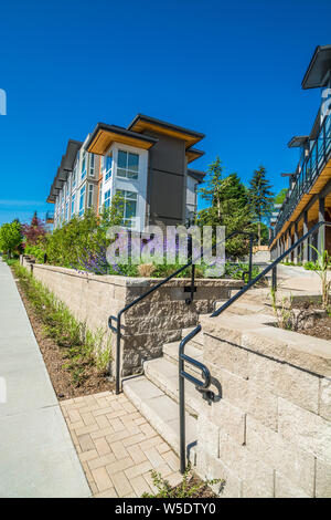 Neue Stadthaus mit angelegten land Terrasse und Beton Treppe Stockfoto