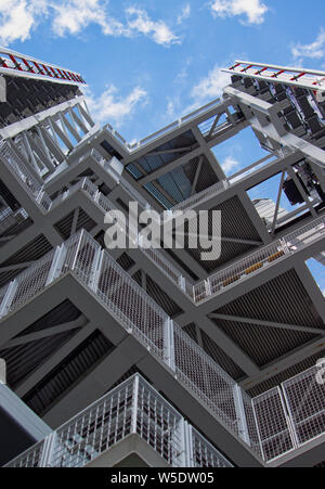 Der obere Abschnitt Der Shard in London in einem schrägen Winkel gesehen nur von unten. Stockfoto