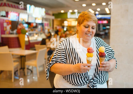 Fat woman holding Eis in Fastfood Restaurant Stockfoto