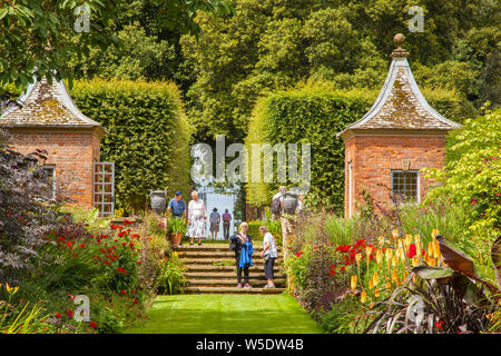 Die Menschen genießen den Tag in der National Trust Eigentum von Hidcote Manor Gardens mit ihren krautigen Blumenrabatten in den englischen Cotswolds Stockfoto