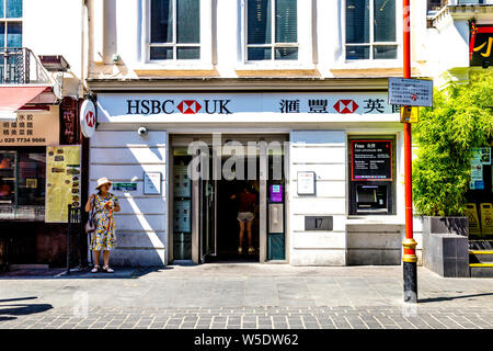 Zweig der HSBC in Chinatown mit der chinesischen Schrift auf der Fassade, London, UK Stockfoto