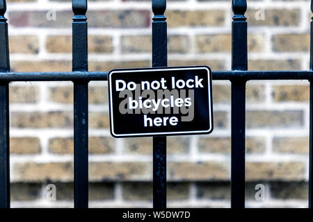 'Nicht Fahrräder hier Lock' Schild einen Eisenzaun, Soho, London, UK Stockfoto