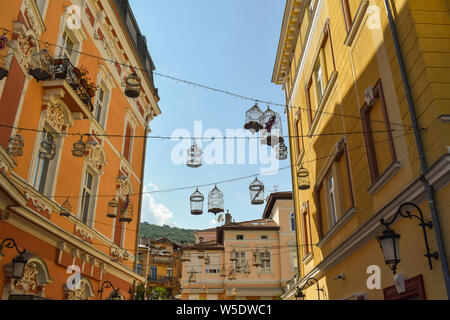 Blick auf schöne Straße Ornamente in Opatija, Kroatien. Blick von der Promenade von Opatija. Hängende Käfige mit Lampen - Stockfoto