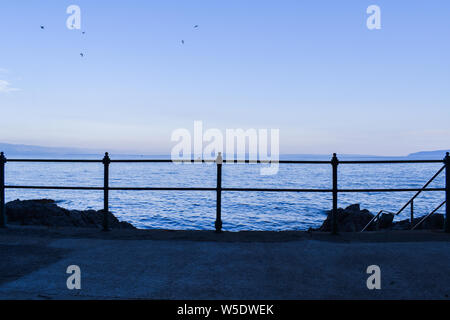 Twilight seascape von Riviera von Opatija in Kroatien. Schattierungen von Blau, dunkel Meerblick von der Küste. Stockfoto