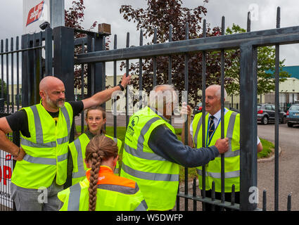 Bandon, West Cork, Irland. Juli 2019. Wütende Bauern aus West Cork begannen heute vor den Toren von ABP Foods, dem Schlachthaus in Bandon, einen Protest. Die Landwirte protestieren gegen die schlechten Preise von ABP Foods. Die Bauern sagen, sie bleiben vor den Toren, bis sich die Situation verbessert. . Credit: AG News/Alamy Live News Stockfoto