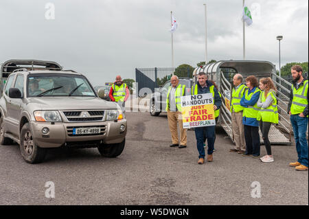 Bandon, West Cork, Irland. Juli 2019. Wütende Bauern aus West Cork begannen heute vor den Toren von ABP Foods, dem Schlachthaus in Bandon, einen Protest. Die Landwirte protestieren gegen die schlechten Preise von ABP Foods. Die Bauern sagen, sie bleiben vor den Toren, bis sich die Situation verbessert. . Credit: AG News/Alamy Live News Stockfoto