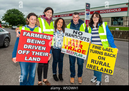 Bandon, West Cork, Irland. Juli 2019. Wütende Bauern aus West Cork begannen heute vor den Toren von ABP Foods, dem Schlachthaus in Bandon, einen Protest. Die Landwirte protestieren gegen die schlechten Preise von ABP Foods. Die Bauern sagen, sie bleiben vor den Toren, bis sich die Situation verbessert. TD Margaret Murphy O'Mahony (FF) kam, um ihre Unterstützung zu zeigen. Credit: AG News/Alamy Live News Stockfoto