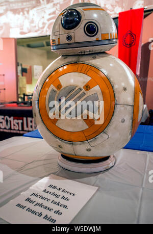 Dearborn, Michigan, USA. 28. Juli 2019. Roboter BB-8 hat sein Bild während des 10. jährlichen Maker Faire Detroit am Henry Ford Museum der Amerikanischen Innovation genommen. Maker Faire ist eine Versammlung der Tech-Enthusiasten, Tüftler, Techniker und Science Club Mitglieder, die sich versammeln, um zu zeigen und zu teilen wissen über das, was Sie gemacht haben. Credit: Brian Cahn/ZUMA Draht/Alamy leben Nachrichten Stockfoto