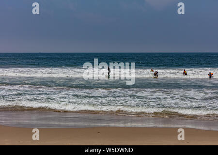 Kalifornien USA. 30. Mai 2019. Surfen in Venice Beach, Surfer mit bunten Surfbrettern und Meer Ozean Wellen, blauer Himmel an einem sonnigen Frühlingstag Stockfoto