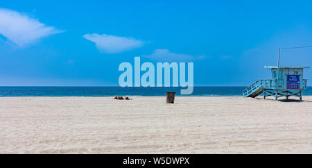 Kalifornien USA. 30. Mai 2019. Rettungsschwimmer Hütte am Venice Beach. Pazifik Küste Los Angeles. Blauer Himmel und Meer, Kopie Raum Stockfoto