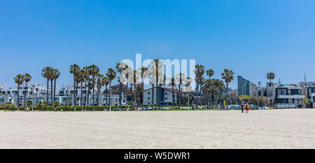 Kalifornien USA. 30. Mai 2019. Panoramablick auf Venedig Strand und blauer Himmel, sonnigen Frühlingstag. Palmen, Hotels und Ferienhäuser. Stockfoto