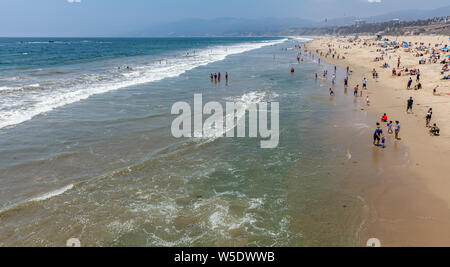 Kalifornien USA. 30. Mai 2019. Menschen auf sandigen Strand von Santa Monica. Pazifik Küste Los Angeles. Blauer Himmel und Meer Stockfoto