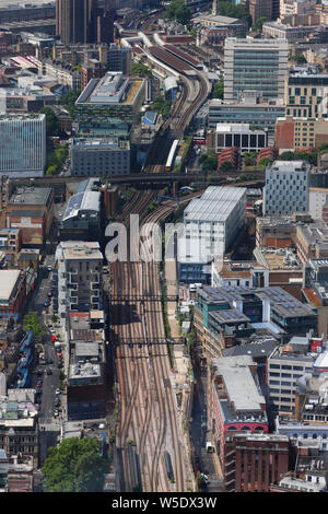 Blick nach Westen von Der Shard Blick nach Westen entlang der Bahngleise in Richtung Waterloo East Bahnhof entfernt. Stockfoto