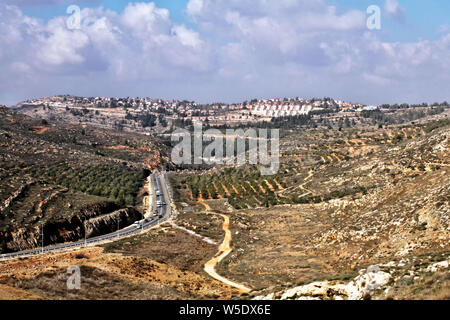 Diese Ansicht ist von der Spitze des biblischen Tel Shilo in den Hügeln von Samaria nördlich von Jerusalem in Israel. Der Blick geht Richtung Osten entlang des Highway 60. Stockfoto