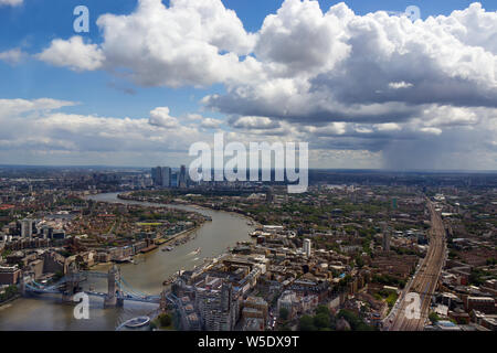 View Form der Shard nach Osten entlang der Themse in Richtung Docklands. Suche entlang der Linien von der London Bridge, einer entfernten regen Sturm sichtbar ist. Stockfoto