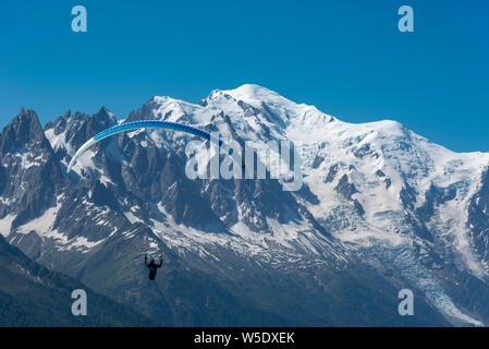 Gleitschirm fliegen über dem Tal von Chamonix mit spektakulärem Blick auf den Mont Blanc, Chamonix, Haute Savoie, Frankreich Stockfoto