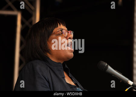 London, Großbritannien. 25. Juli 2019. Mitglied des Parlaments, Diane Abbott MP, sprechen von der Labour Party in Großbritannien Rallye auf den Parliament Square in Vorbereitung einer Wahl. Credit: Joe Kuis/Alamy Nachrichten Stockfoto