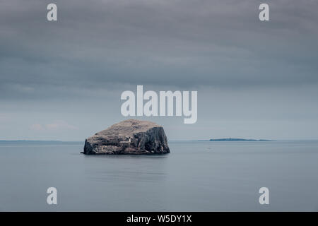 Der Leuchtturm auf Bass Rock im Firth von weiter in der Nähe von North Berwick an der Ostküste von Schottland Stockfoto