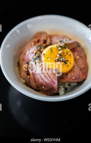 Wagyu Beef gyudon Groumet Donburi mit ei Japanische Küche Stockfoto