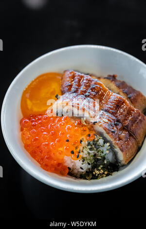 Unagi don Donburi mit Lachs Rogen und Ei Stockfoto