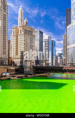 Chicago Skyline Gebäude entlang grün färben Fluss der Chicago River auf St. Patrick's Day Festival in Chicago Downtown IL USA Stockfoto