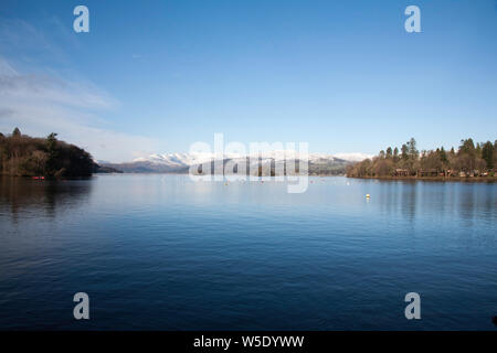 Die schneebedeckten Fairfield Hufeisen über Ambleside vom Ufer des Sees Bowness-on-Windermere auf eine helle Winter Tag der Lake District, Cumbria England Stockfoto