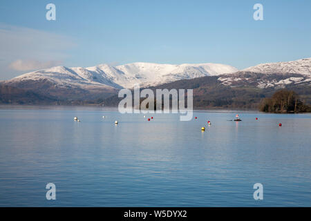 Die schneebedeckten Fairfield Hufeisen über Ambleside vom Ufer des Sees Bowness-on-Windermere auf eine helle Winter Tag der Lake District, Cumbria England Stockfoto