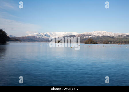 Die schneebedeckten Fairfield Hufeisen über Ambleside vom Ufer des Sees Bowness-on-Windermere auf eine helle Winter Tag der Lake District, Cumbria England Stockfoto