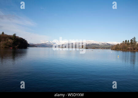 Die schneebedeckten Fairfield Hufeisen über Ambleside vom Ufer des Sees Bowness-on-Windermere auf eine helle Winter Tag der Lake District, Cumbria England Stockfoto