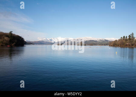 Die schneebedeckten Fairfield Hufeisen über Ambleside vom Ufer des Sees Bowness-on-Windermere auf eine helle Winter Tag der Lake District, Cumbria England Stockfoto