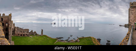 Blick von der Stadtmauer von Tantallon Castle in East Lothian in Schottland über den Innenhof und über die Firth von weiter in Richtung Bass R Stockfoto