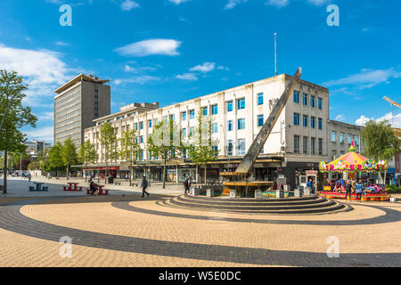 Sonnenuhr wasser Funktion auf Armada Art und Weise die wichtigsten Fußgängerzone Stadtzentrum von Plymouth, Devon, England, UK. Stockfoto