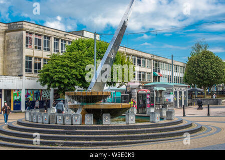 Sonnenuhr wasser Funktion auf Armada Art und Weise die wichtigsten Fußgängerzone Stadtzentrum von Plymouth, Devon, England, UK. Stockfoto