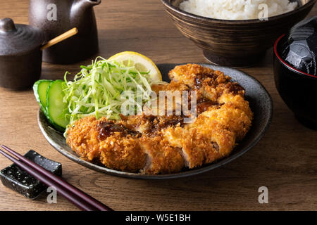 Tonkatsu oder frittiertes Schweinefleisch, ein traditionelles japanisches Gericht. Stockfoto