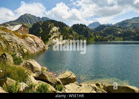 Alte Berghütte in Estanh Major de Colomèrs an Aigüestortes i Estany de Sant Maurici Nationalpark (Aran Tal, Lleida, Pyrenäen, Katalonien, Spanien) Stockfoto