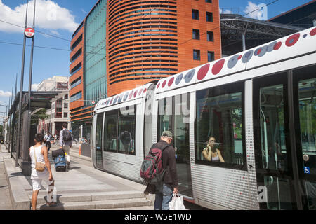 LYON, Frankreich - 14 Juli, 2019: Straßenbahn, die Haltestelle von Lyon Part Dieu Bahnhof. Es ist ein Teil der TCL Straßenbahnnetzes, einer der größten Stockfoto