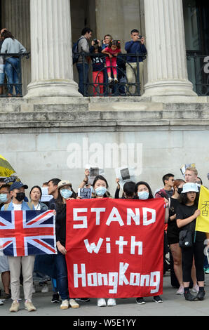 London, Großbritannien. 28. Juli 2019. Protest in Trafalgar Square mit Hongkong in die Proteste gegen die Auslieferung Rechnung zu stehen. Stockfoto