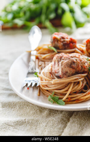 Original italienische Spaghetti mit Fleischbällchen in Tomatensauce Stockfoto