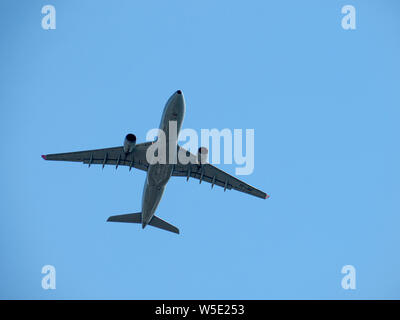 TC-jnc Turkish Airlines Airbus A 330-203 Flugwerk in den blauen Himmel. Stockfoto