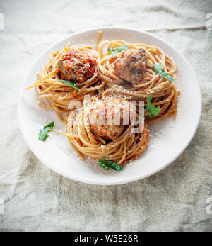 Original italienische Spaghetti mit Fleischbällchen in Tomatensauce Stockfoto