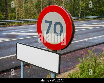 Zeichen der Höchstgeschwindigkeit 70 Kilometer pro Stunde auf der Straße Stockfoto